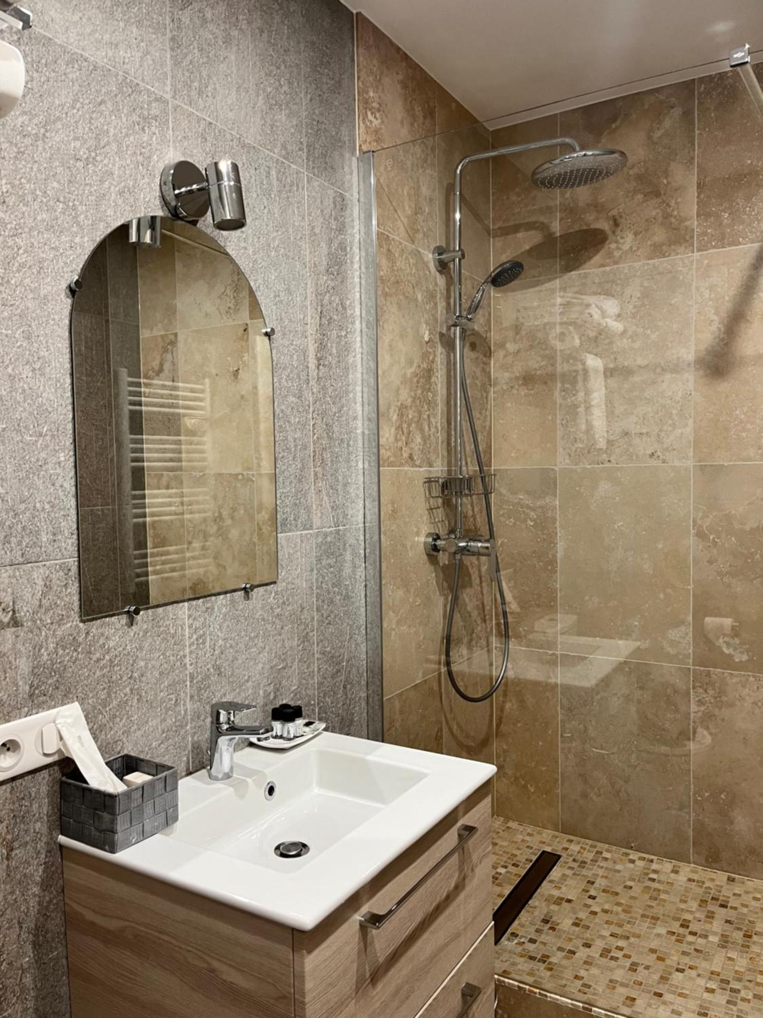 Irin Hotel Antibes Bagian luar foto